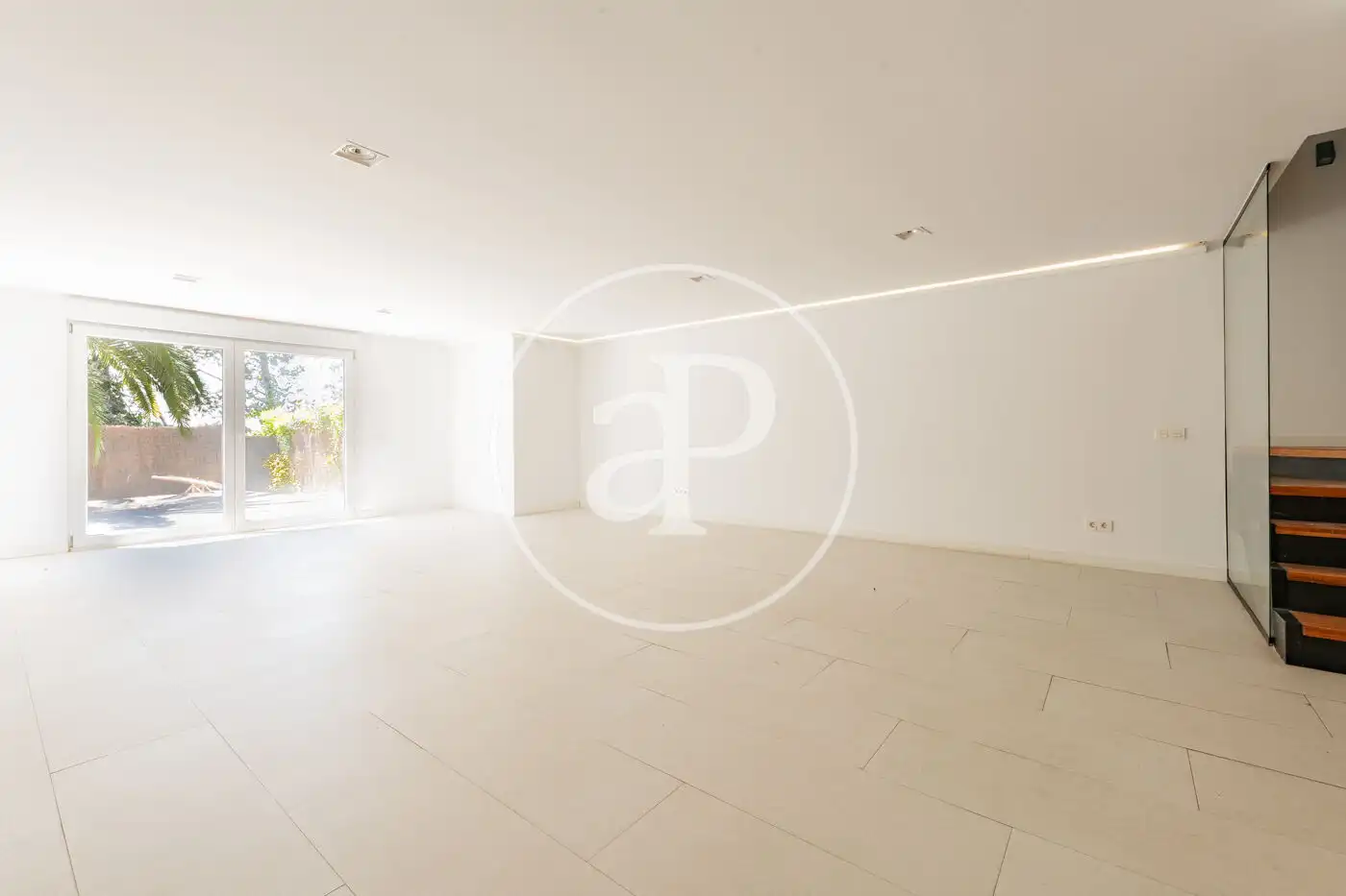 Sala d'estar de Casa adosada en venda en La Moraleja amb Aire condicionat, Calefacció i Jardí privat