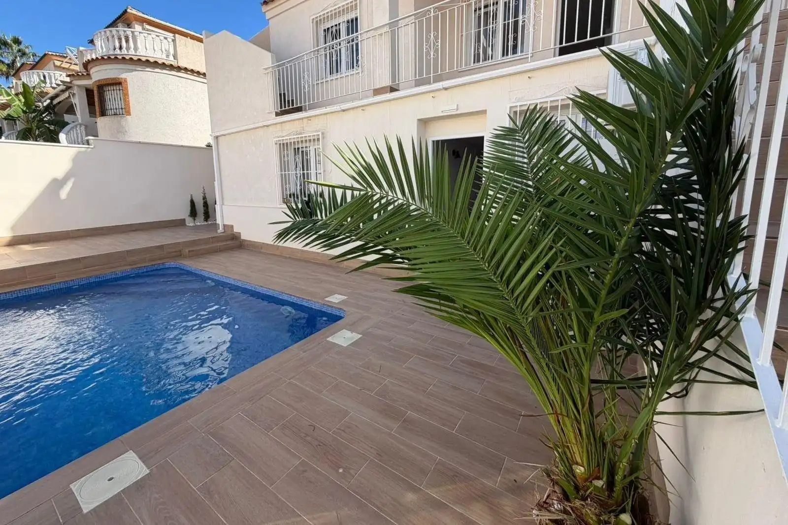 Piscina de Casa adosada en venda en Torrevieja amb Aire condicionat, Calefacció i Jardí privat