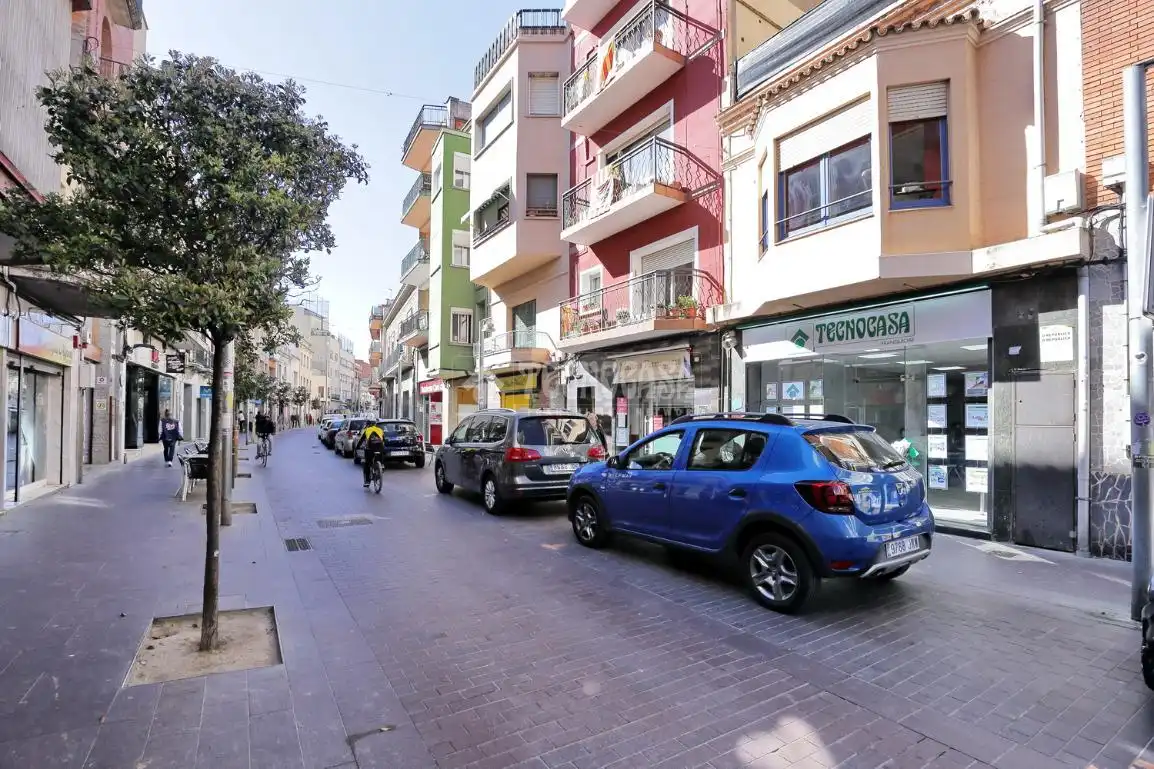 Vista exterior de Casa adosada en venda en Montcada i Reixac amb Balcó