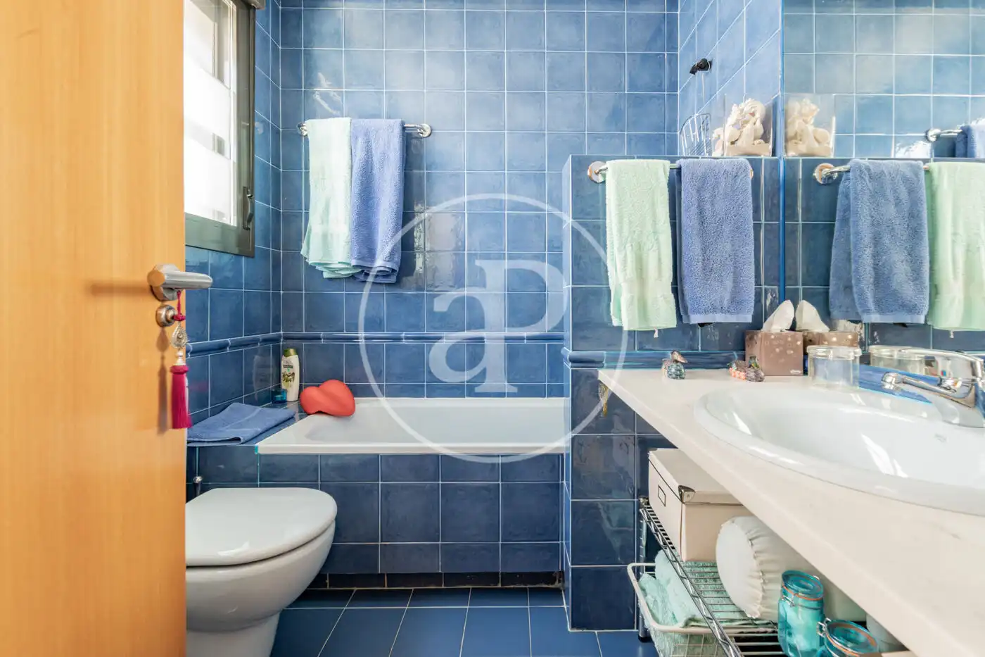 Baño de Casa adosada en venta en Madrid con Aire acondicionado, Calefacción y Jardín privado