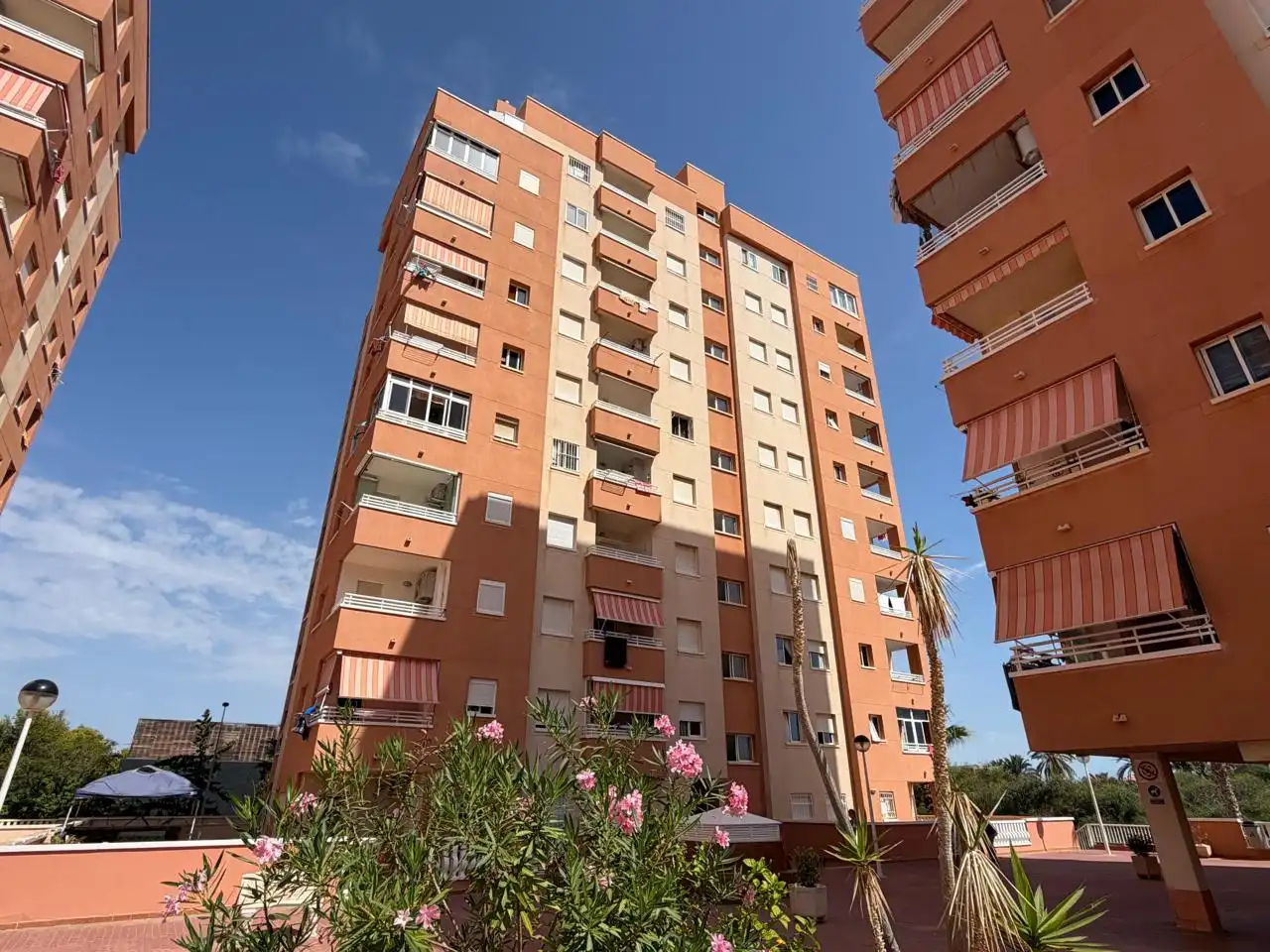 Vista exterior de Apartamento en venta en La Manga del Mar Menor con Aire acondicionado, Terraza y Piscina