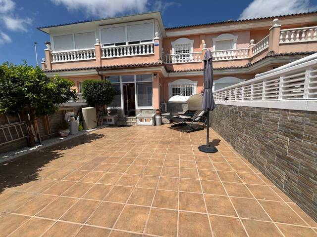 Casa-chalet en Venta en Calle de Finlandia en Puerto Marino