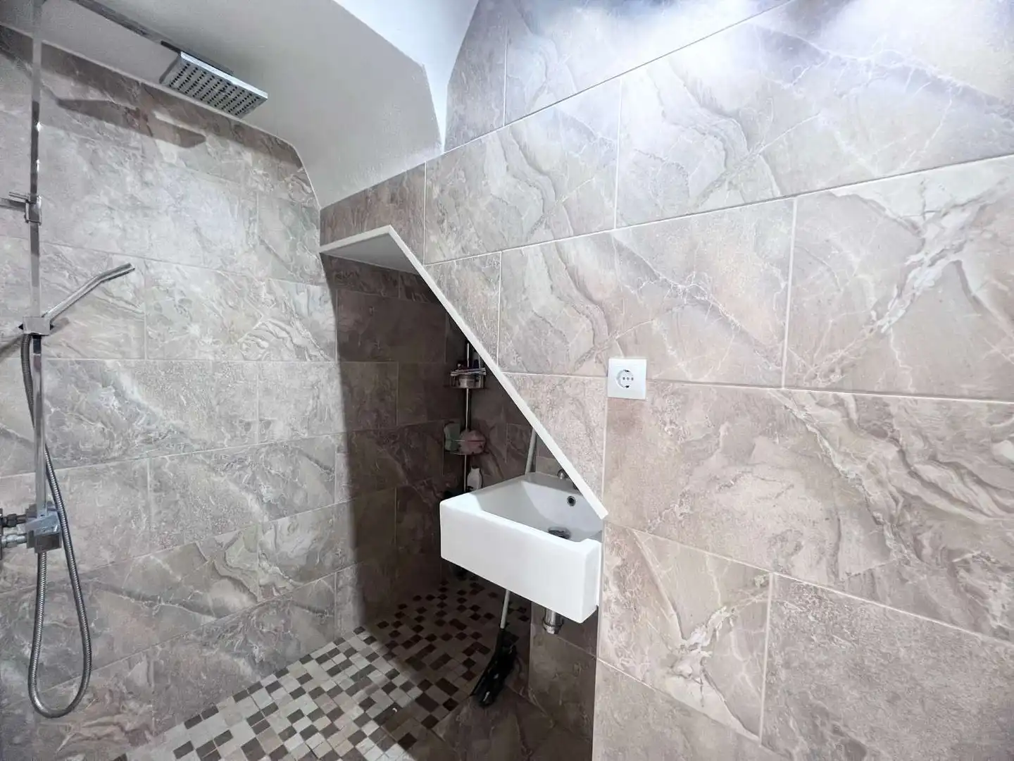 Badezimmer von Einfamilien-Reihenhaus zum Verkauf in Torrevieja mit Klimaanlage, Terrasse und Schwimmbad