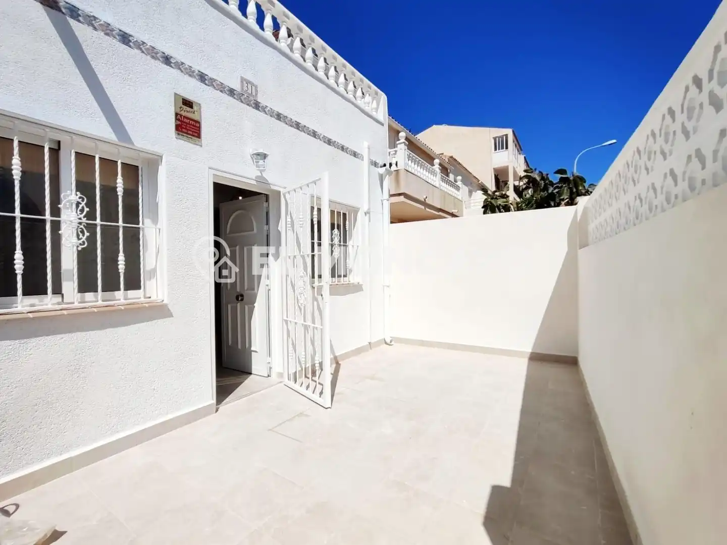 Vista exterior de Casa adosada en venda en Torrevieja amb Aire condicionat, Calefacció i Terrassa