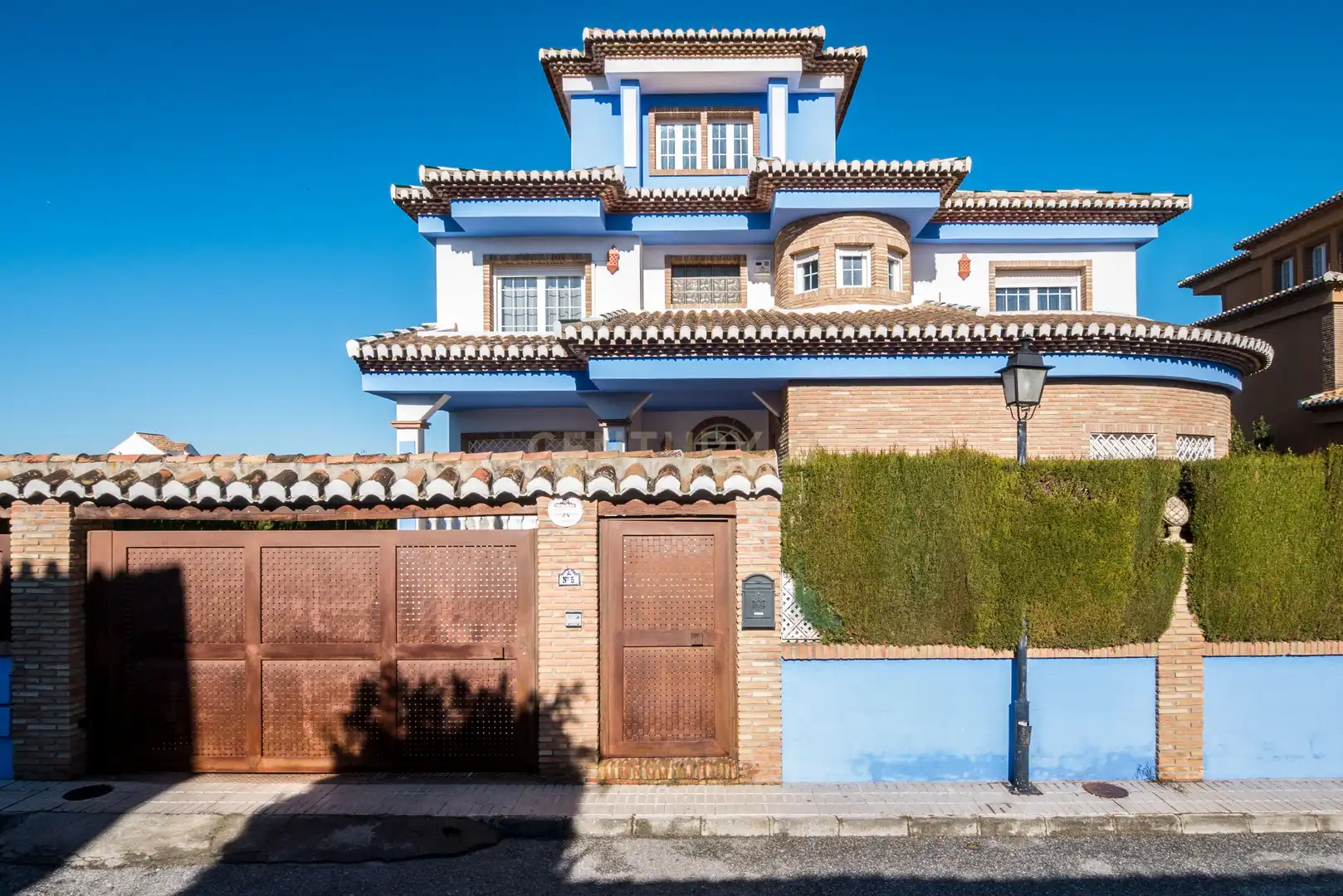 Vista exterior de Casa o xalet en venda en Ogíjares amb Aire condicionat, Jardí privat i Traster