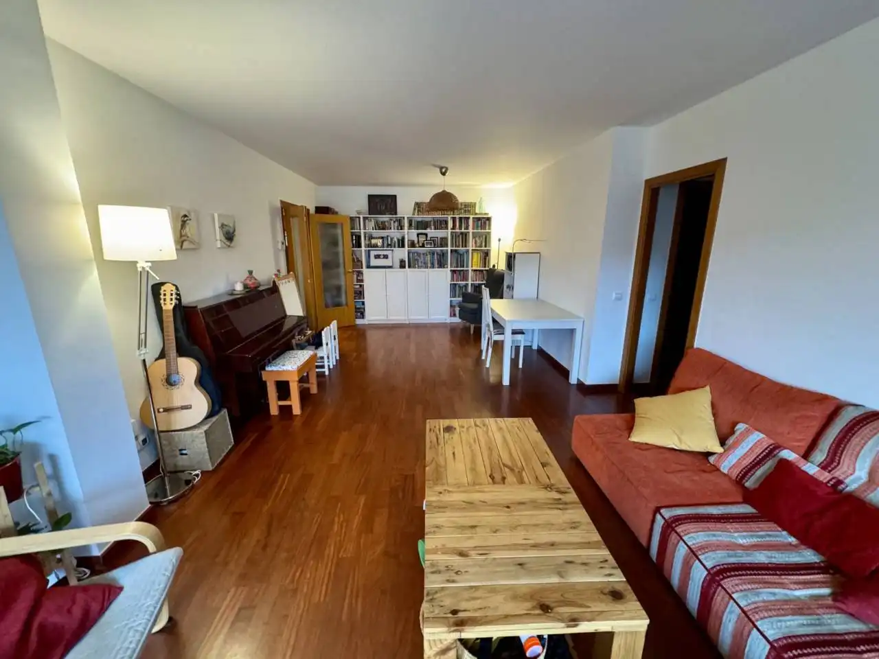 Sala d'estar de Pis en venda en Cerdanyola del Vallès amb Parquet, Terrassa i Piscina comunitària