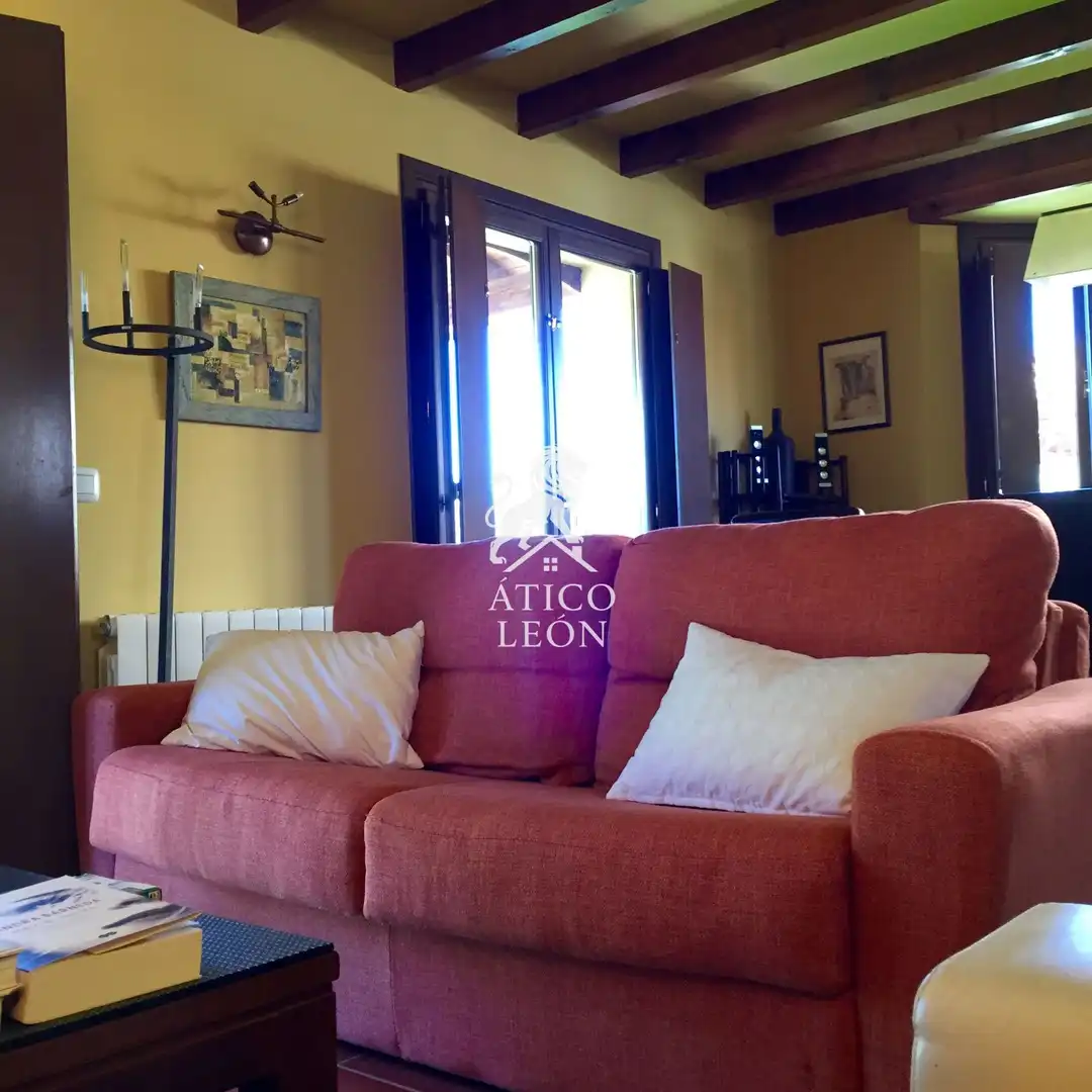Wohnzimmer von Einfamilien-Reihenhaus zum Verkauf in Valverde de la Virgen mit Heizung, Privatgarten und Abstellraum