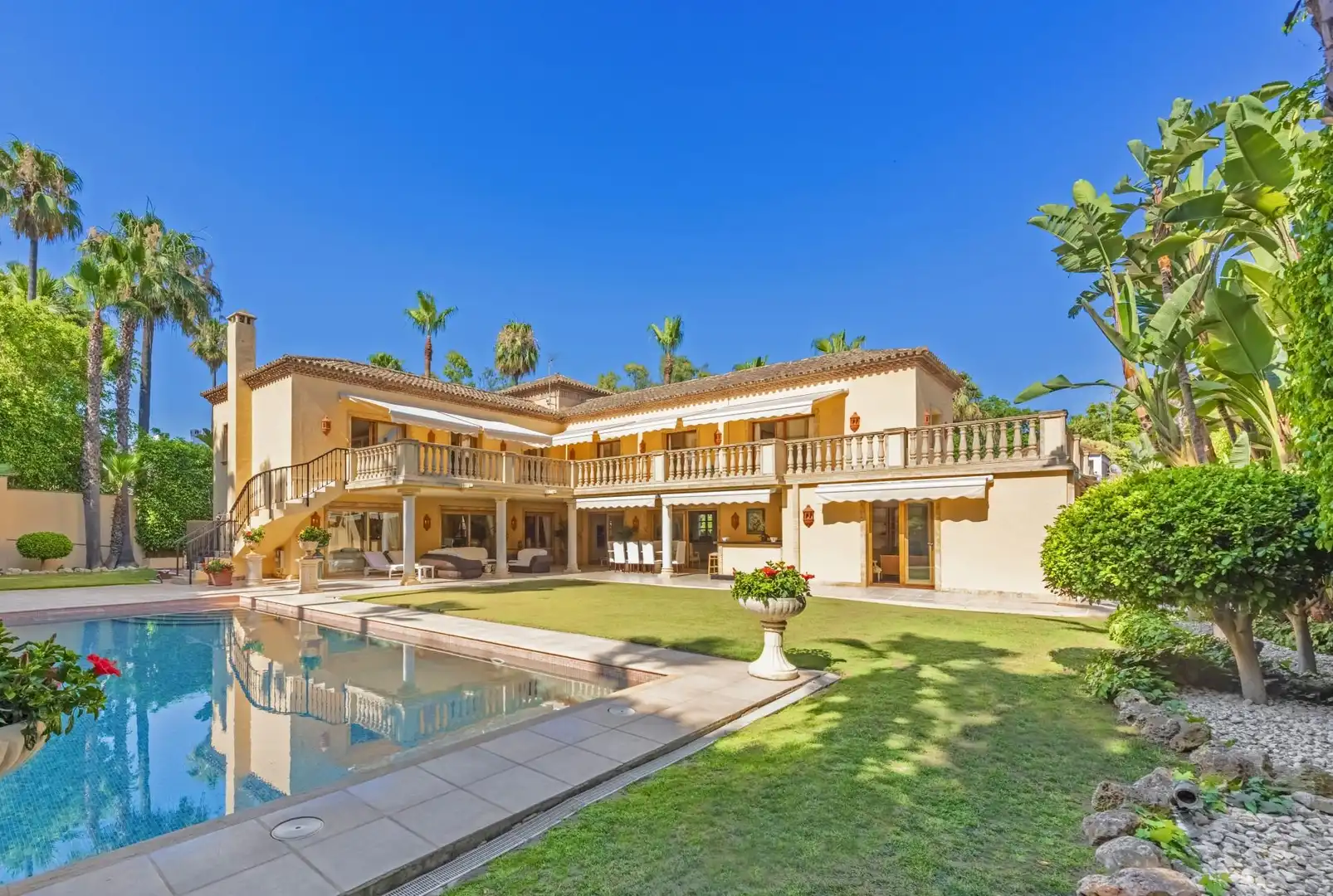 Detached house with pool for sale in Nueva Andalucía