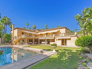 Villa mit Pool zum Verkauf in Nueva Andalucía