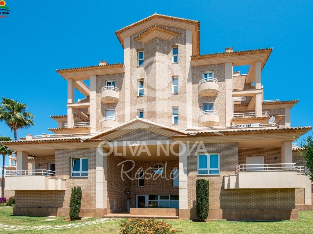 Vista exterior de Apartament en venda en Oliva amb Jardí privat, Terrassa i Balcó