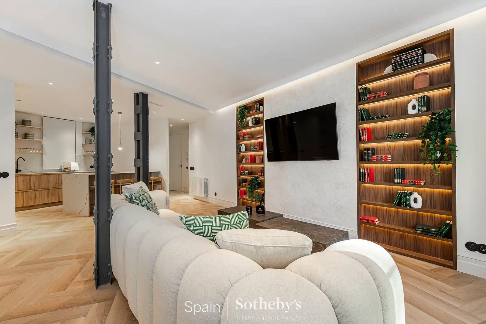 Sala d'estar de Apartament en venda en  Madrid Capital amb Aire condicionat, Calefacció i Terrassa