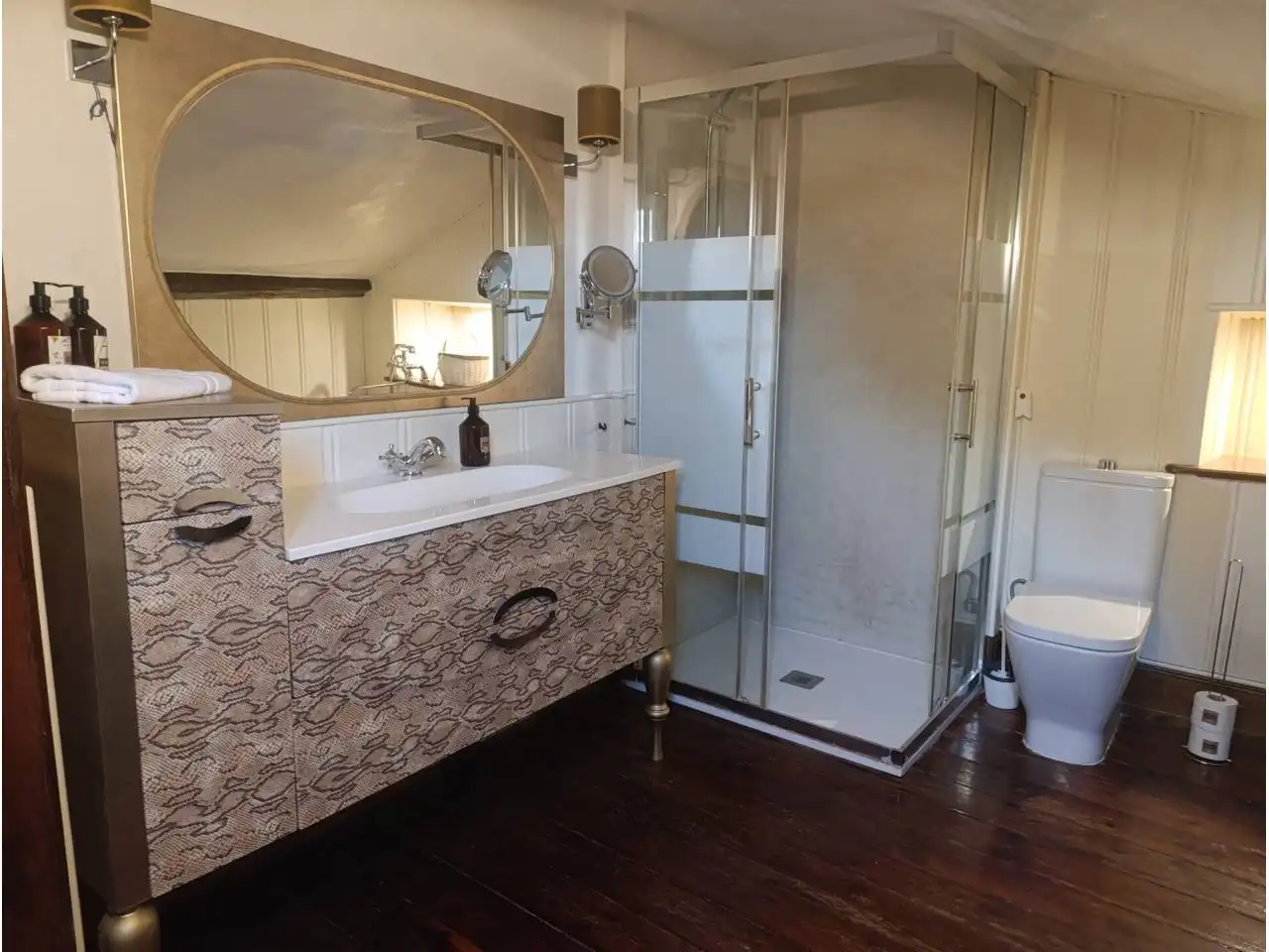 Badezimmer von Einfamilien-Reihenhaus zum Verkauf in Lena mit Heizung, Terrasse und Möbliert