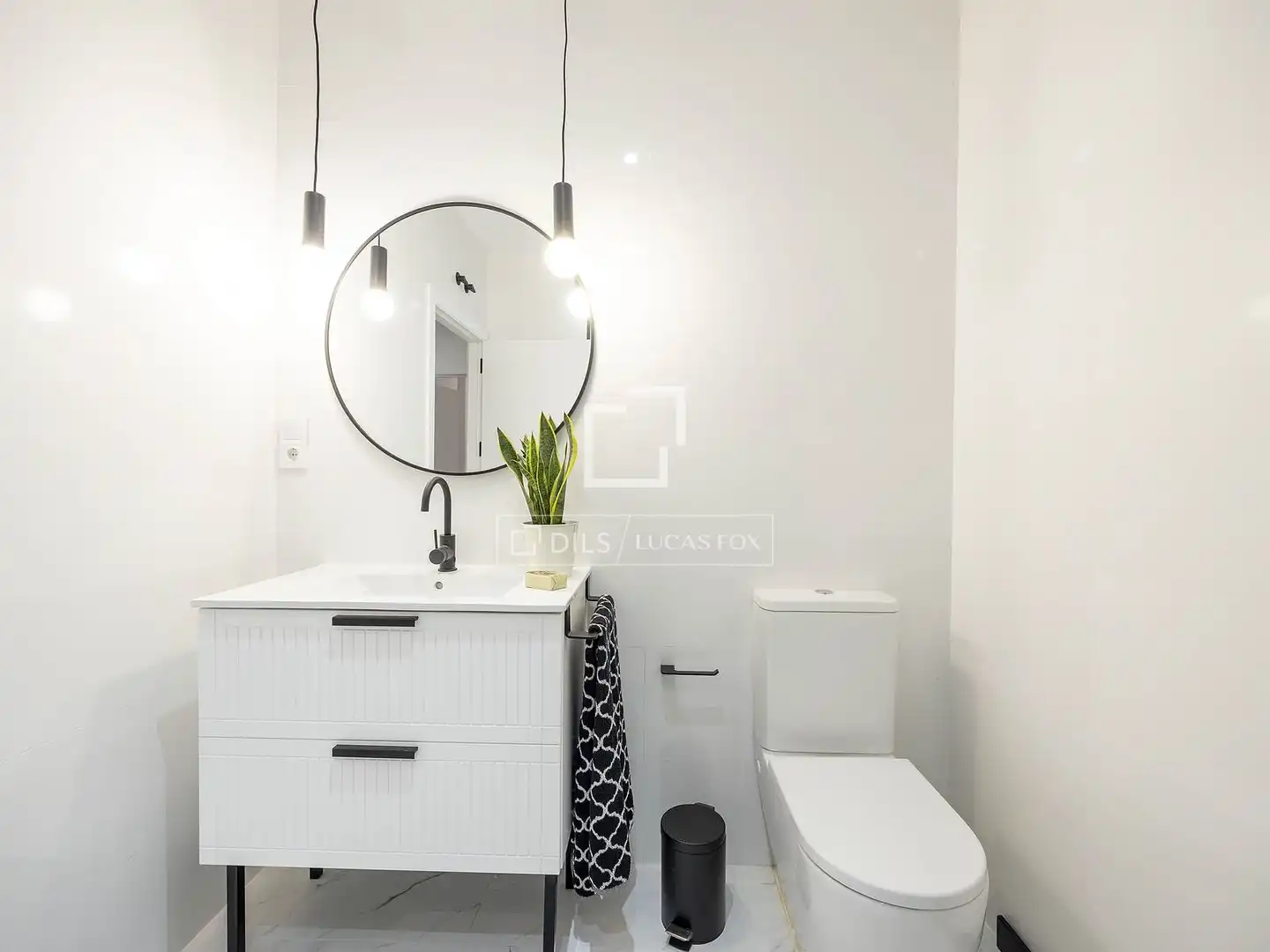 Bathroom of Flat for sale in Valencia  with Air Conditioner, Heating and Terrace