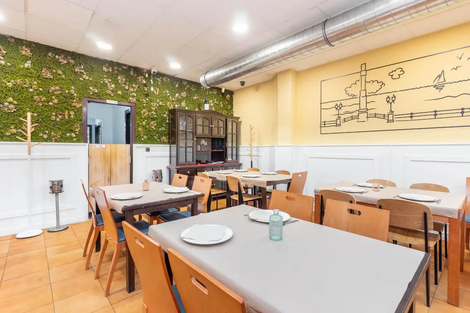 Comedor de Local en venta en Gijón  con Amueblado