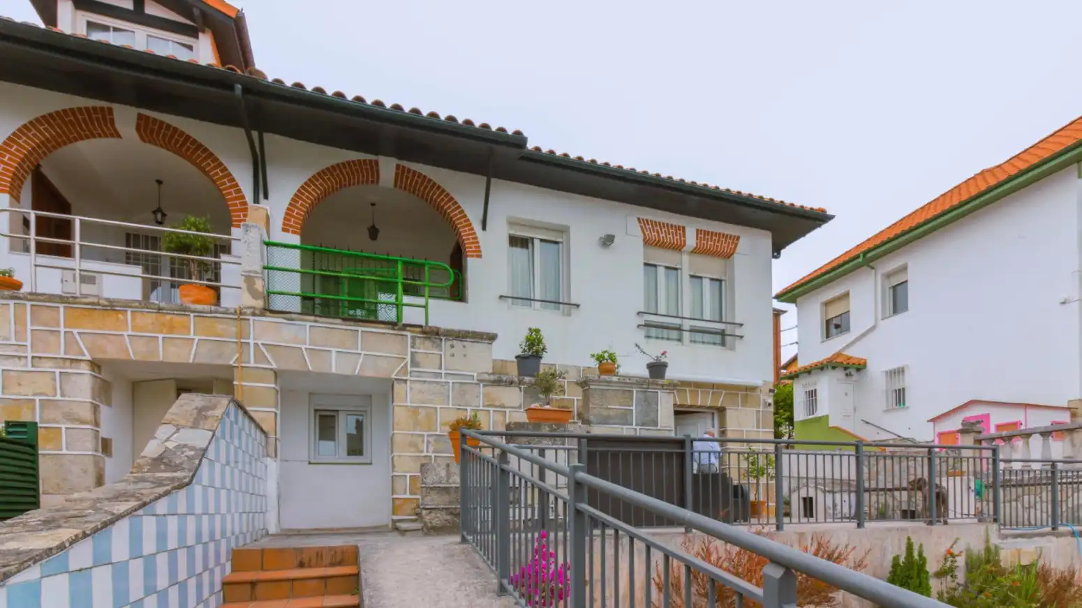Vista exterior de Casa adosada en venda en Santander amb Calefacció, Parquet i Terrassa