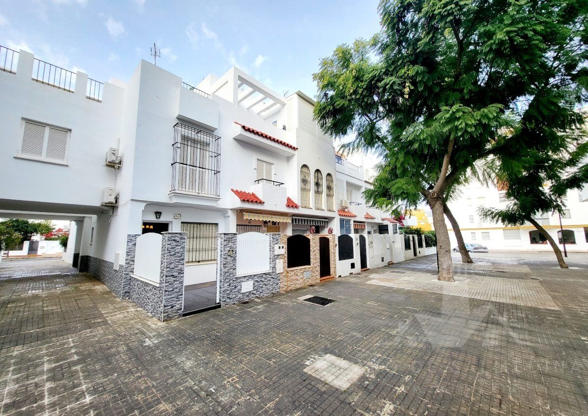 Exterior view of Single-family semi-detached for sale in Chipiona  with Air Conditioner, Terrace and Balcony