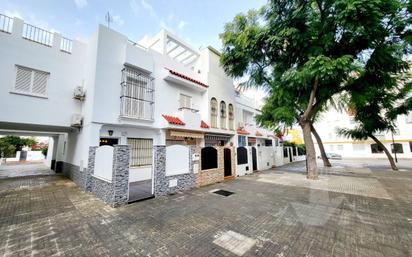 Außenansicht von Einfamilien-Reihenhaus zum verkauf in Chipiona mit Klimaanlage, Terrasse und Balkon