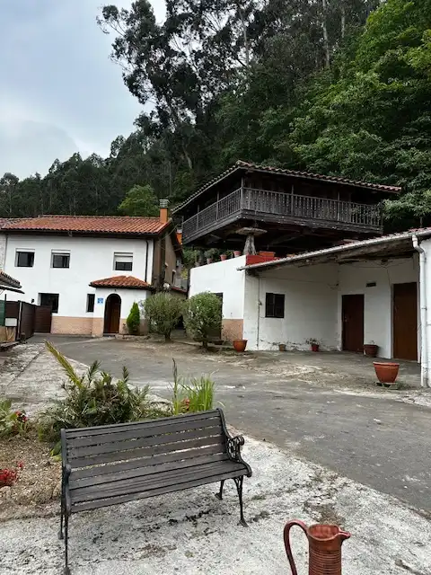 Vista exterior de Casa adosada en venda en Pravia amb Calefacció, Jardí privat i Terrassa