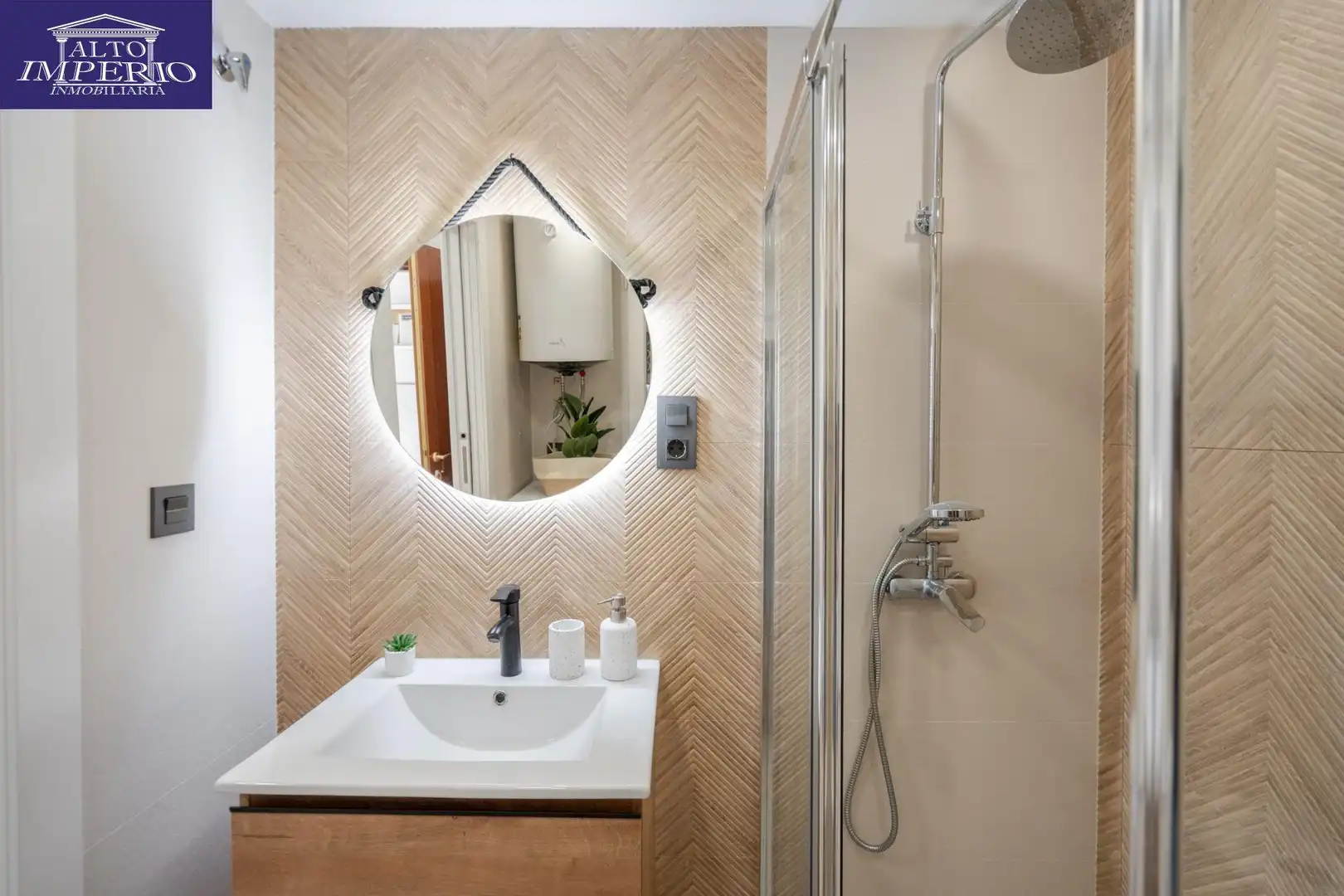 Badezimmer von Wohnung zum Verkauf in Granada mit Klimaanlage, Parkett und Möbliert