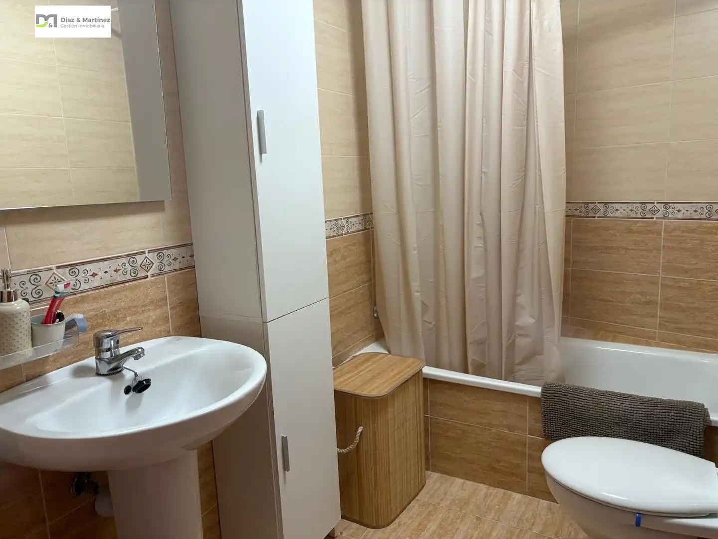 Baño de Apartamento de alquiler en San Andrés del Rabanedo con Calefacción, Parquet y Trastero