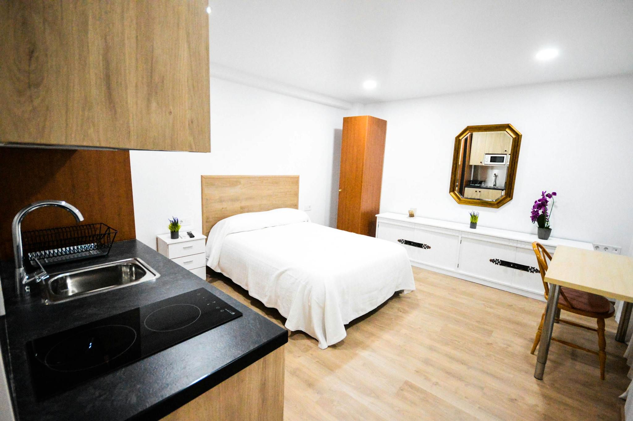 Bedroom of Flat to rent in  Valencia Capital  with Air Conditioner, Washing machine and TV