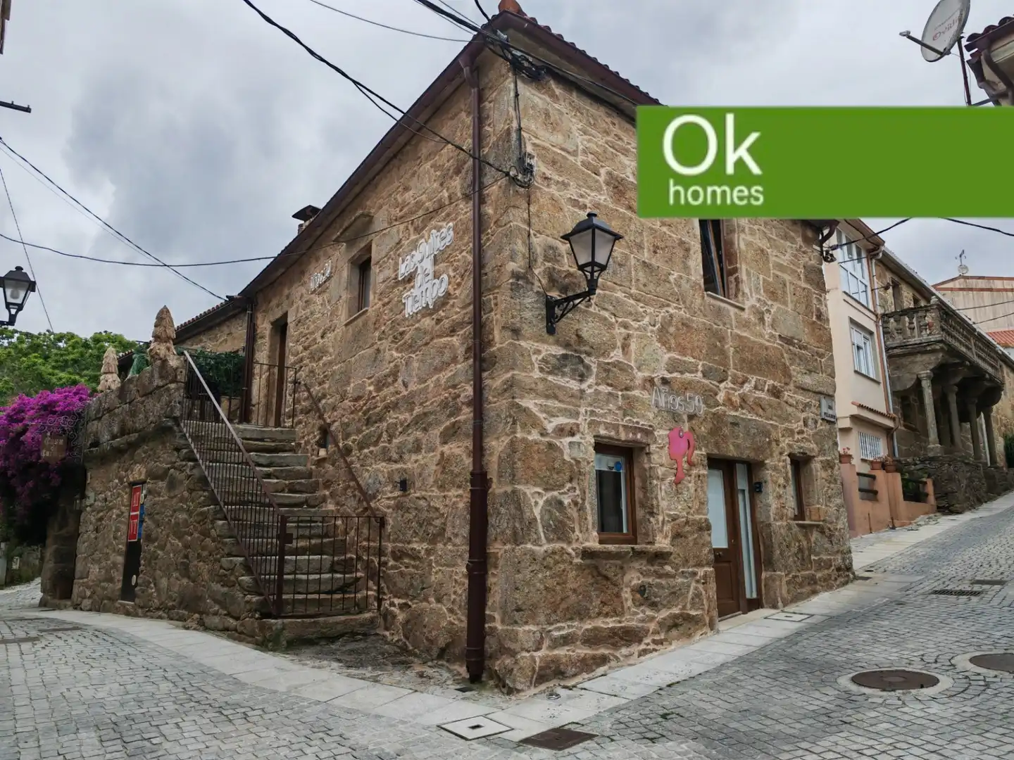 Vista exterior de Casa adosada en venda en Corcubión amb Calefacció, Terrassa i Moblat