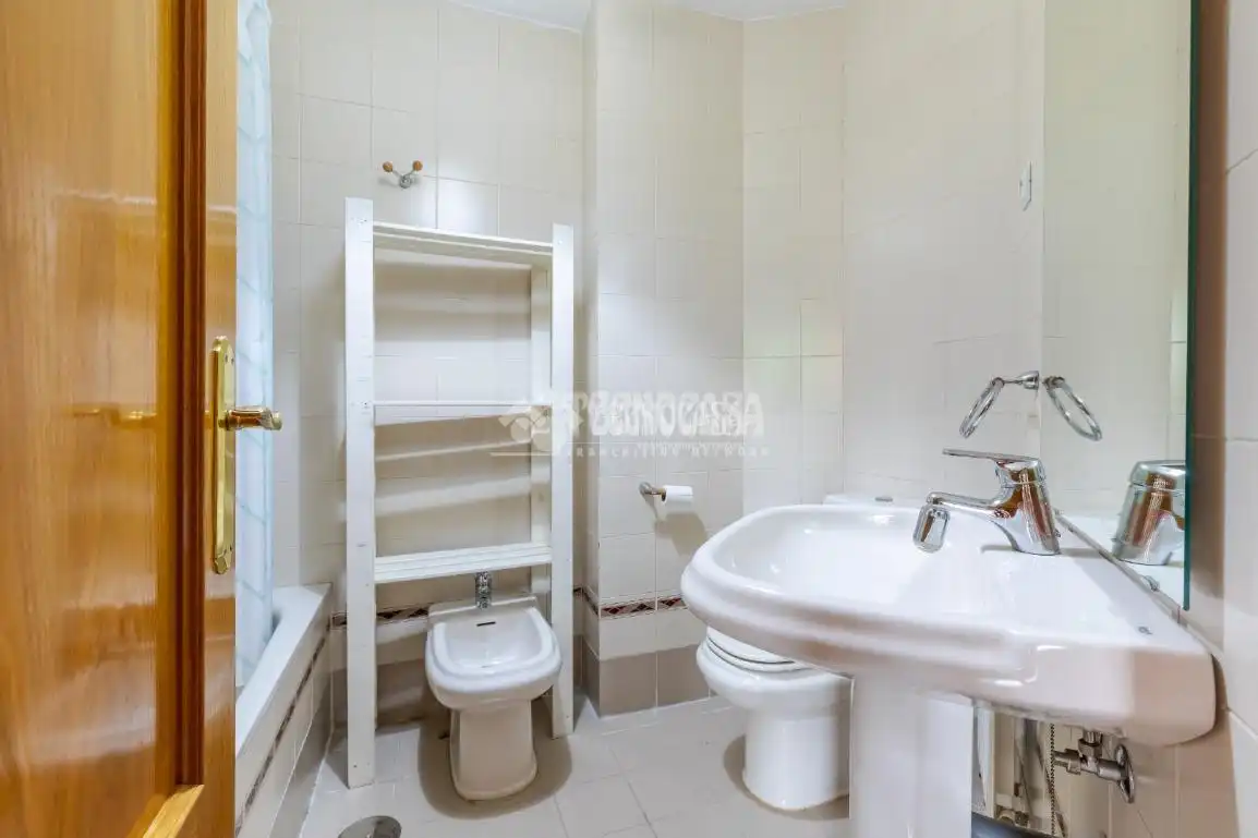 Bathroom of Flat for sale in Madrid  with Heating, Parquet flooring and Storage room
