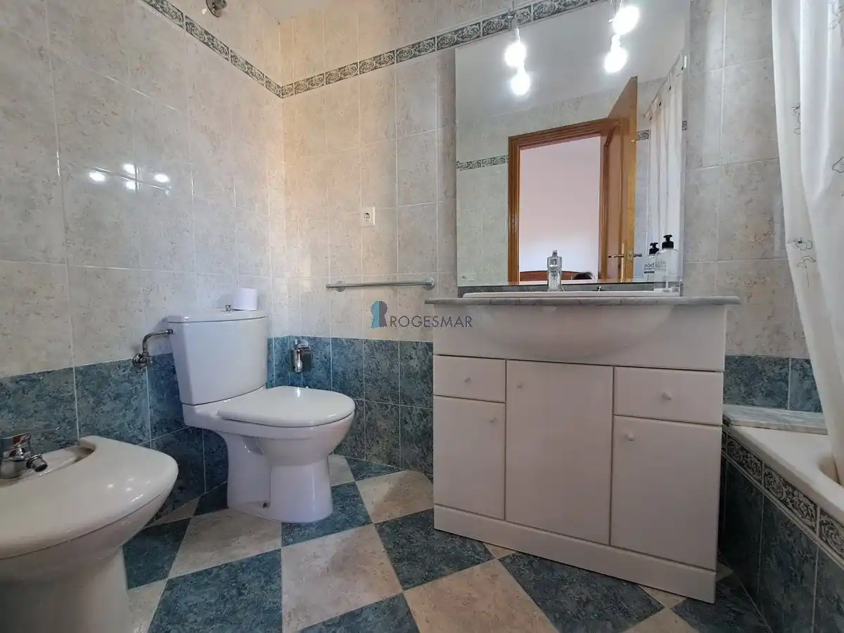 Badezimmer von Einfamilien-Reihenhaus zum Verkauf in Benicasim / Benicàssim mit Privatgarten, Terrasse und Balkon