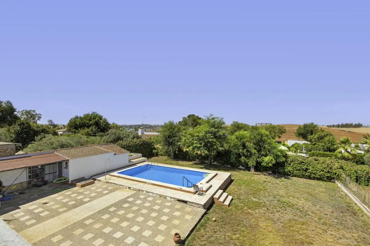 Piscina de Casa o xalet en venda en Carmona amb Aire condicionat, Calefacció i Jardí privat