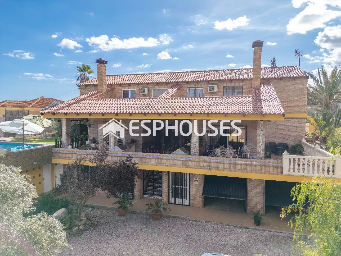 Vista exterior de Casa o xalet en venda en Alicante / Alacant amb Aire condicionat, Terrassa i Piscina