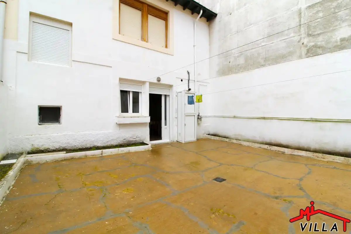 Vista exterior de Casa o chalet en venta en Laredo con Calefacción, Terraza y Amueblado