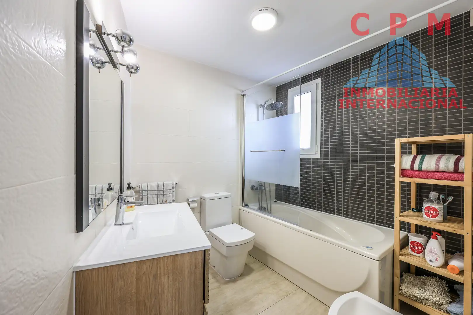 Bathroom of Flat for rent in Madrid  with Air Conditioner, Heating and Parquet flooring