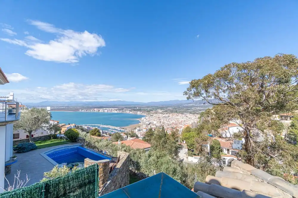 Vista exterior de Casa o xalet en venda en Roses amb Calefacció, Jardí privat i Terrassa