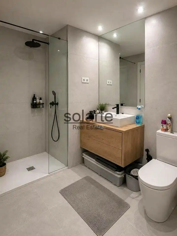 Bathroom of Ground floor for sale in Barcelona  with Air Conditioner