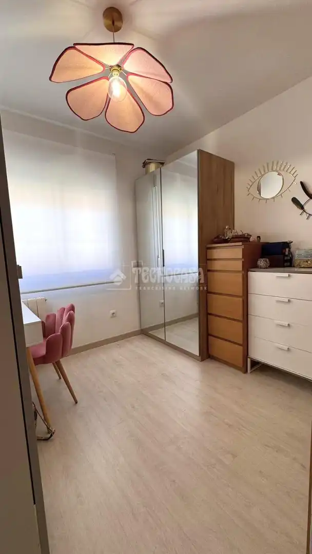 Habitación de Casa adosada en venta en Boadilla del Monte con Aire acondicionado, Calefacción y Piscina comunitaria