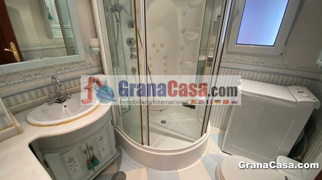 Bany de Pis de lloguer en  Granada Capital amb Aire condicionat, Calefacció i Moblat
