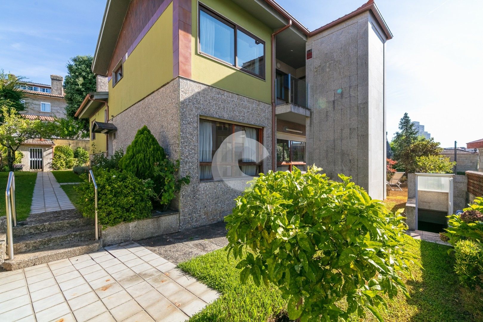 Vista exterior de Casa o xalet en venda en Vigo  amb Jardí privat