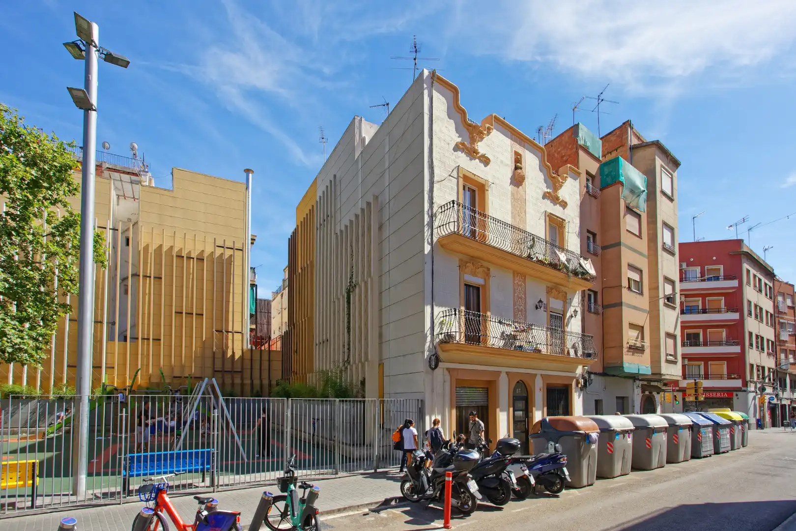 Außenansicht von Wohnung zum Verkauf in L'Hospitalet de Llobregat mit Parkett und Balkon