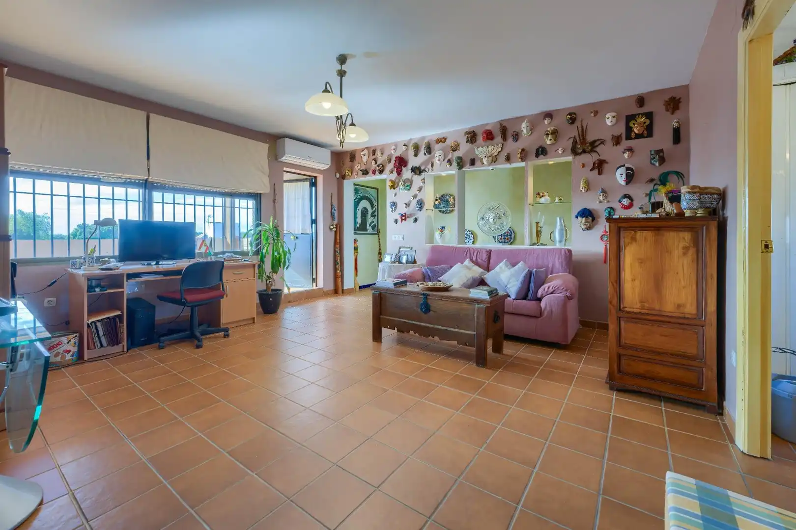 Sala d'estar de Casa o xalet en venda en Espartinas amb Aire condicionat, Jardí privat i Terrassa