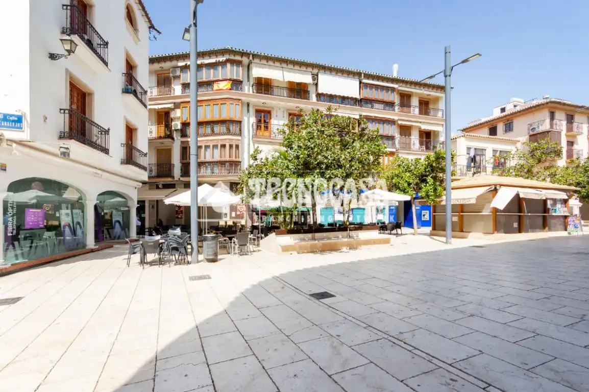 Vista exterior de Casa adosada en venda en Vélez-Málaga amb Terrassa
