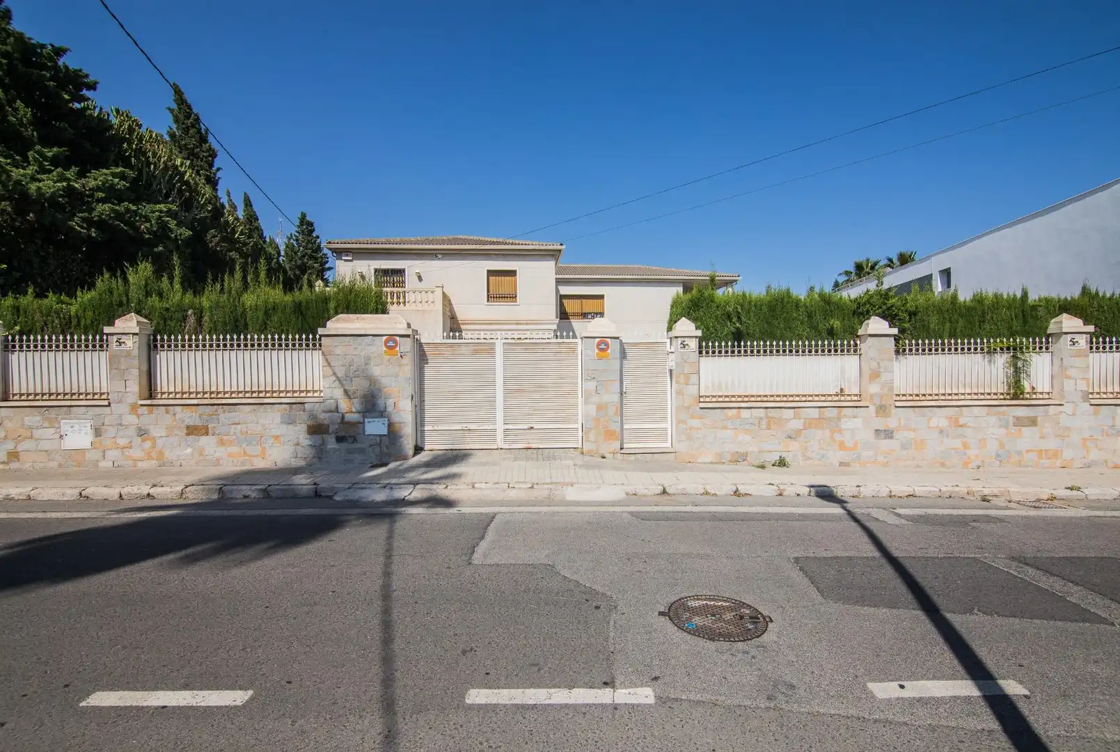 Vista exterior de Casa o xalet en venda en Elche / Elx amb Jardí privat, Terrassa i Piscina