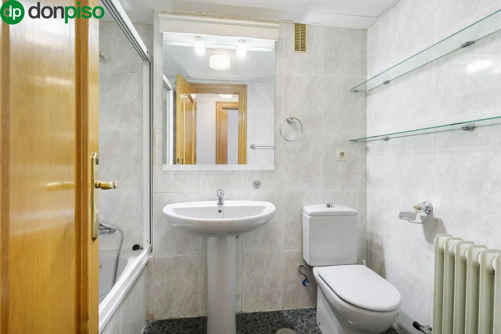 Bathroom of Flat for sale in Granada  with Air Conditioner, Heating and Terrace