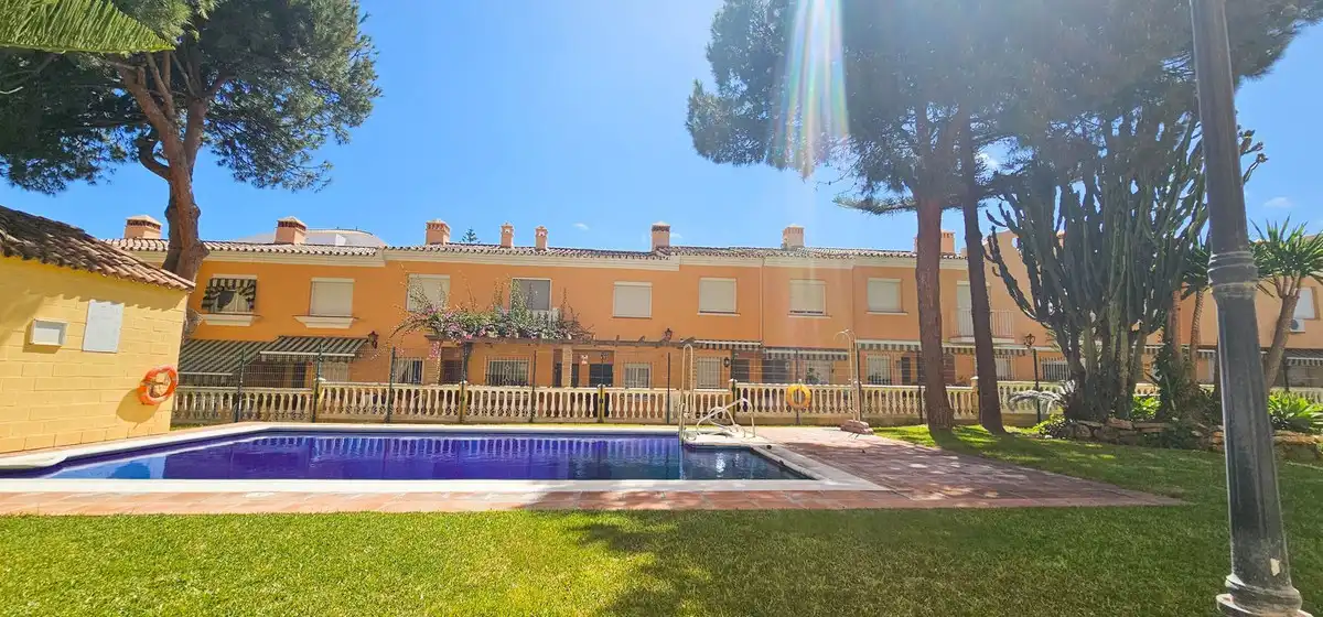Casa amb piscina en venda a San Luis de Sabinillas