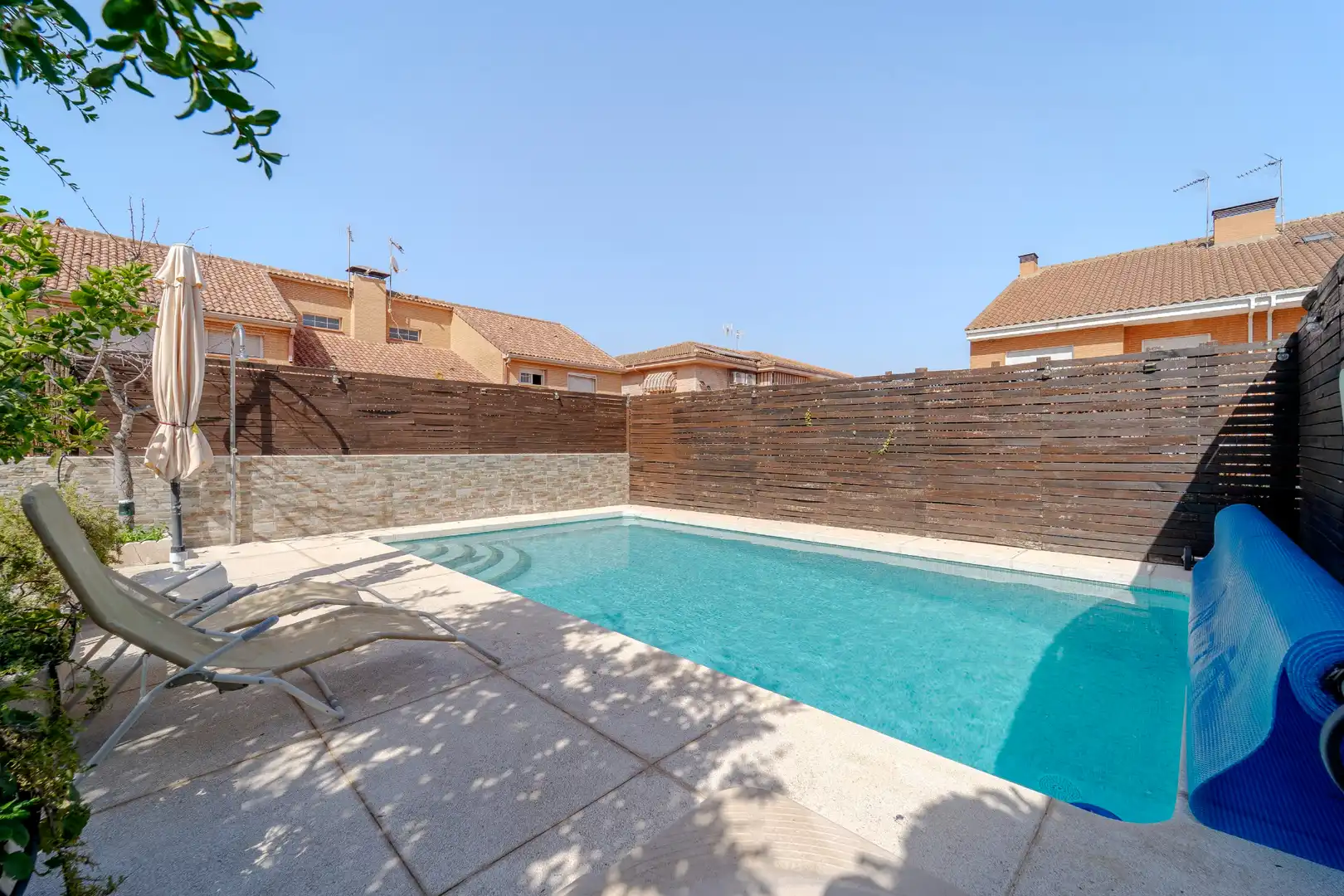 Piscina de Casa adosada en venda en El Álamo amb Aire condicionat, Calefacció i Jardí privat