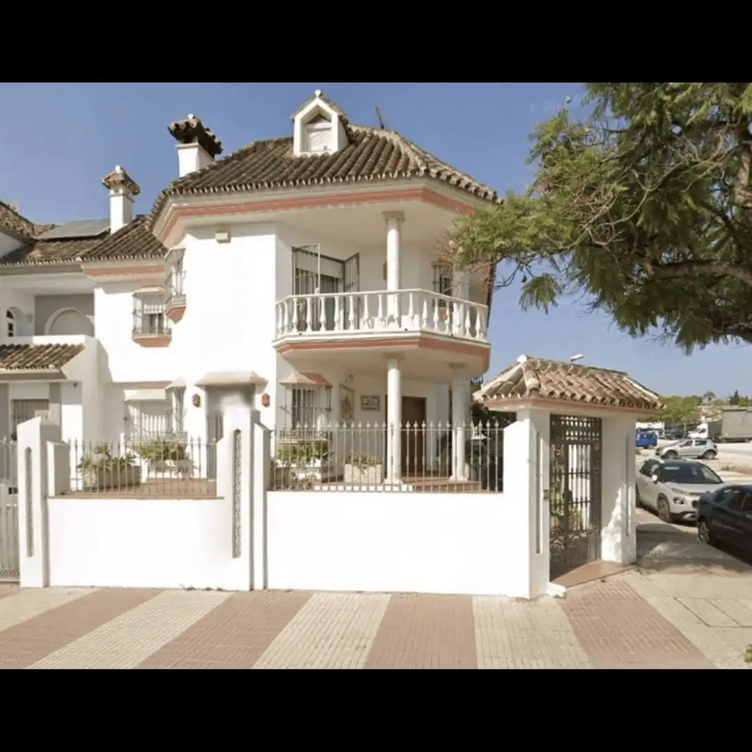 Vista exterior de Casa adosada en venda en Marbella amb Terrassa i Alarma