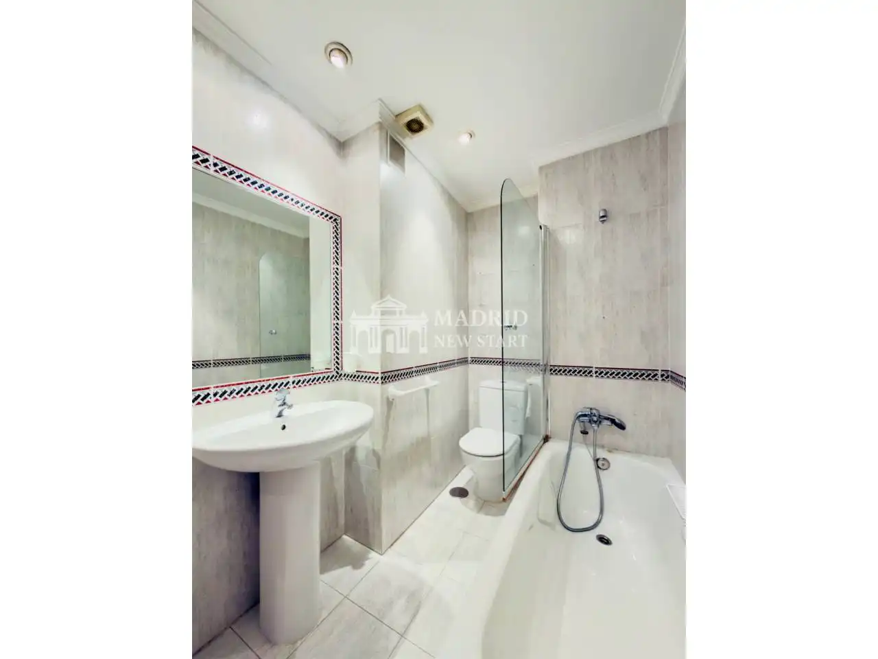 Badezimmer von Wohnung zum Verkauf in Madrid mit Klimaanlage, Heizung und Terrasse