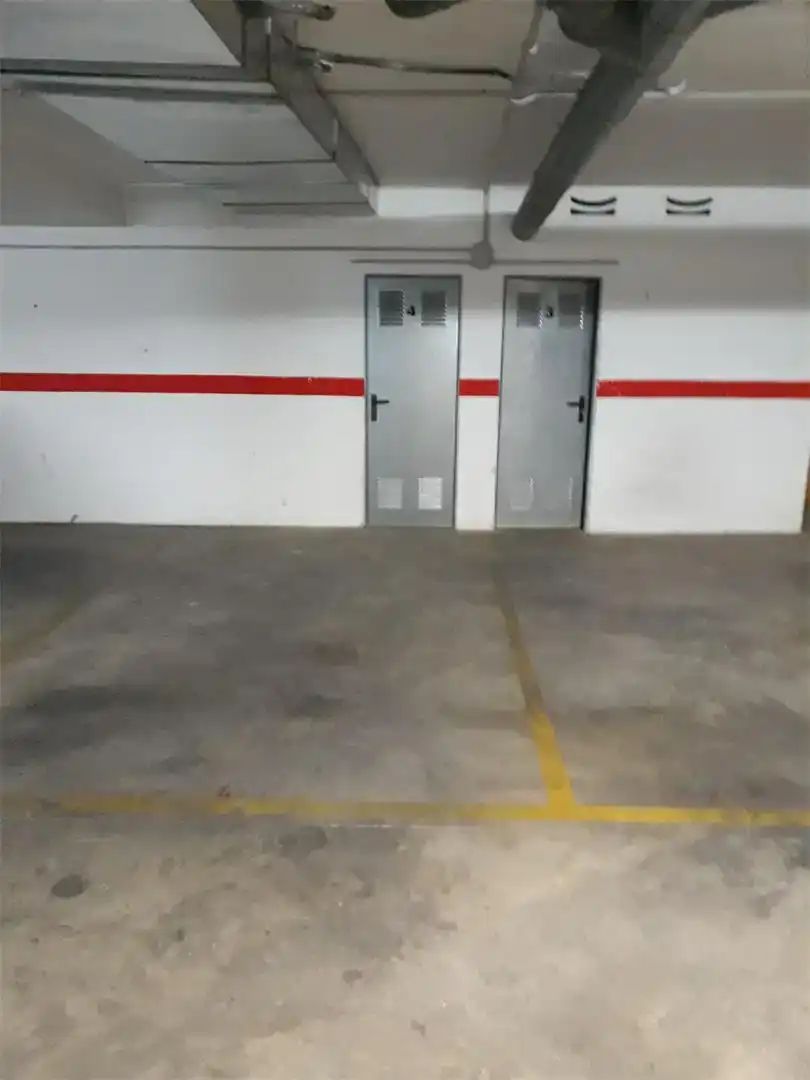 Parking of Garage for rent in Casco Antiguo  
