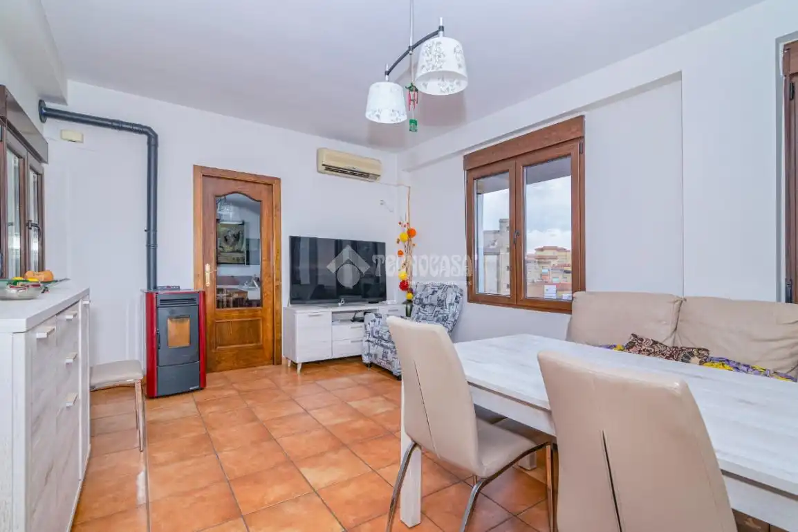 Sala d'estar de Casa adosada en venda en Loja amb Aire condicionat i Terrassa