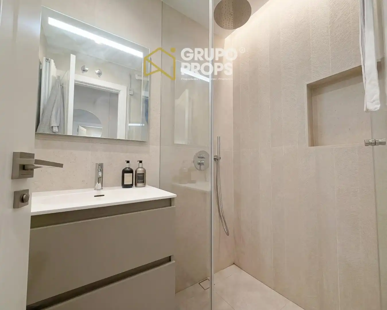 Badezimmer von Wohnung zum Verkauf in Madrid mit Klimaanlage und Heizung