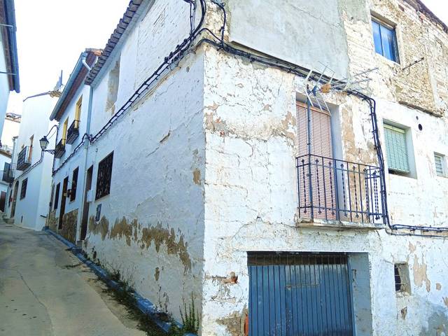 Casa-chalet en Venta en Calle del Turia en Chulilla